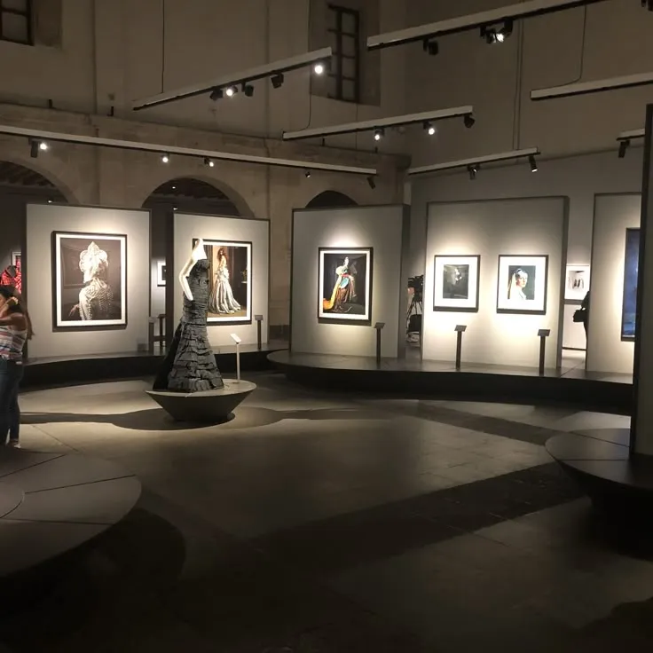 Exposición Fotográfica "Rostros de la Ciencia": Un Recorrido por la Historia Tecnológica