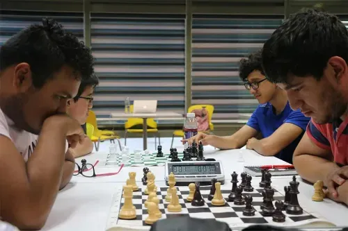 equipo-de-ajedrez-tec-slp-jugando-en-campus.webp